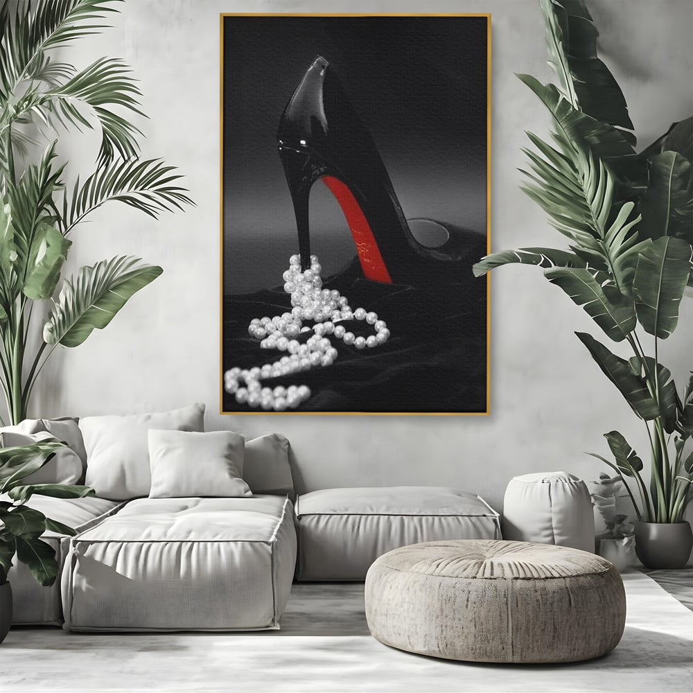 Tablou canvas cu tablou canvas cu pantof si perle, in rama de aluminiu auriu, pe perete intr-un living